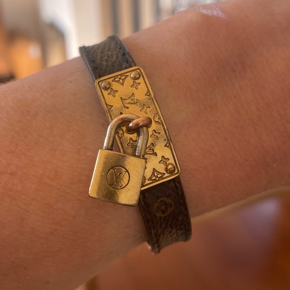 LOUIS VUITTON
Monogram Lock Me Bracelet 17